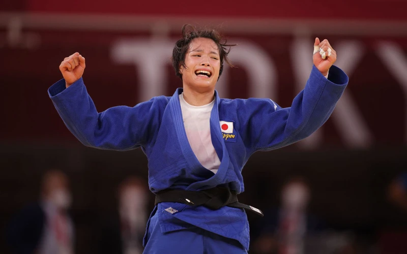 Võ sỹ Judo Uta Abe ăn mừng sau khi giành huy chương vàng cho Nhật Bản ở chung kết nội dung 52 kg nữ. Đây cũng là tấm huy chương Olympic đầu tiên của Uta trong lần đầu được góp mặt ở một kỳ Thế vận hội. (Ảnh: Reuters)