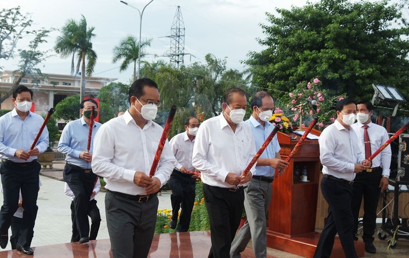 Phó Thủ tướng Trương Hòa Bình cùng các đại biểu Trung ương và địa phương dâng hoa, thắp hương các anh hùng, liệt sĩ tại Nghĩa trang liệt sĩ tỉnh Long An.