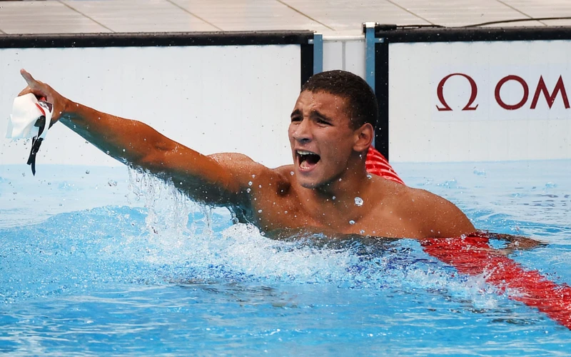 Ahmed Hafnaoui ăn mừng sau khi giành chiến thắng trong lượt bơi chung kết 400 m tự do nam tại Olympic Tokyo 2020 sáng 25/7. (Ảnh: Getty Images)