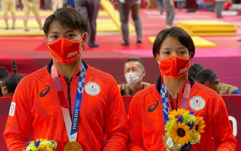 Hai anh em Hifumi và Uta Abe trên bục nhận huy chương. (Ảnh: Getty Images)