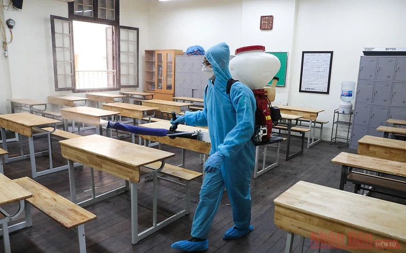Phun khử khuẩn trường học tại Hà Nội. Ảnh: ĐĂNG ANH