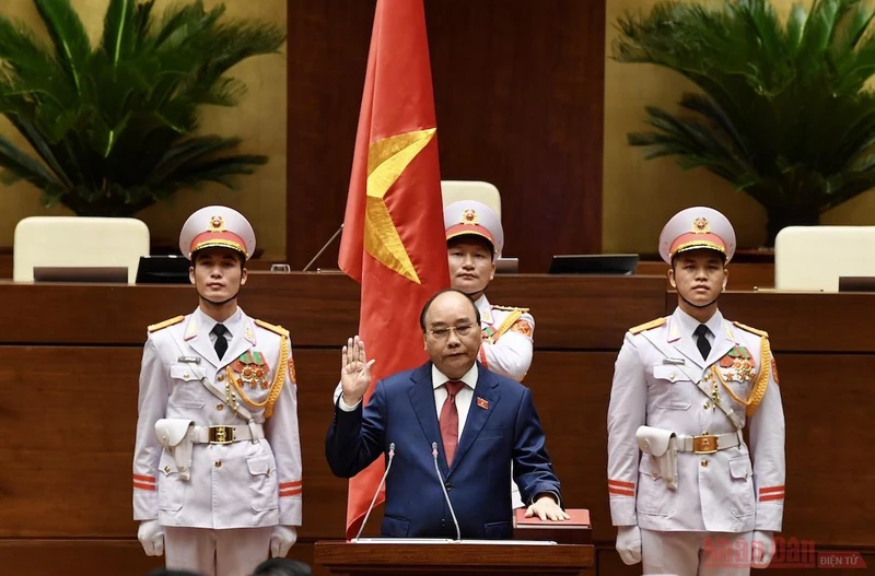Chủ tịch nước Nguyễn Xuân Phúc thực hiện nghi lễ tuyên thệ nhậm chức, sáng 26/7. Ảnh: DUY LINH