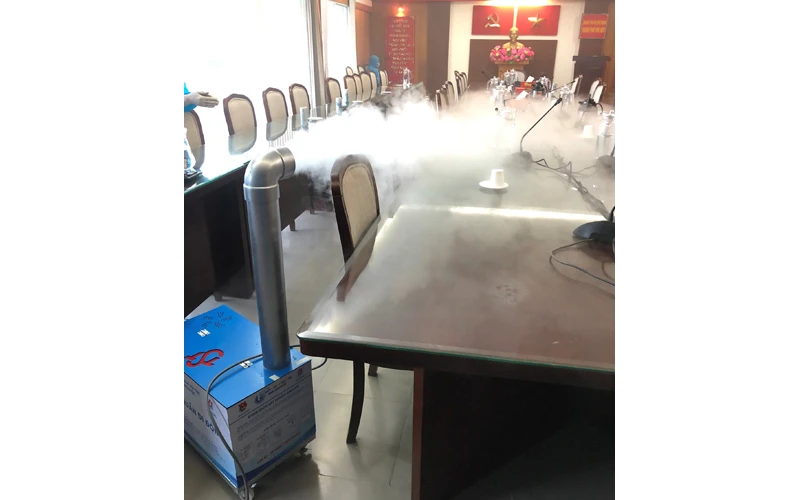 Máy sát khuẩn di động phun xịt một phòng họp của UBND phường.