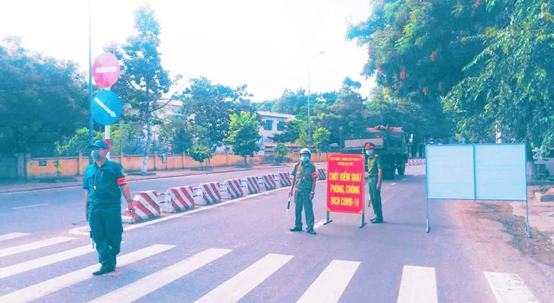 Các lực lượng chức năng tỉnh Ninh Thuận tăng cường trực chốt, kiểm tra chặt chẽ trên các tuyến giao thông, nâng cao việc phòng, chống lây nhiễm Covid-19 ra cộng đồng trong thời gian thực hiện giãn cách xã hội từ 0 giờ ngày 17/7 đến 31/7.