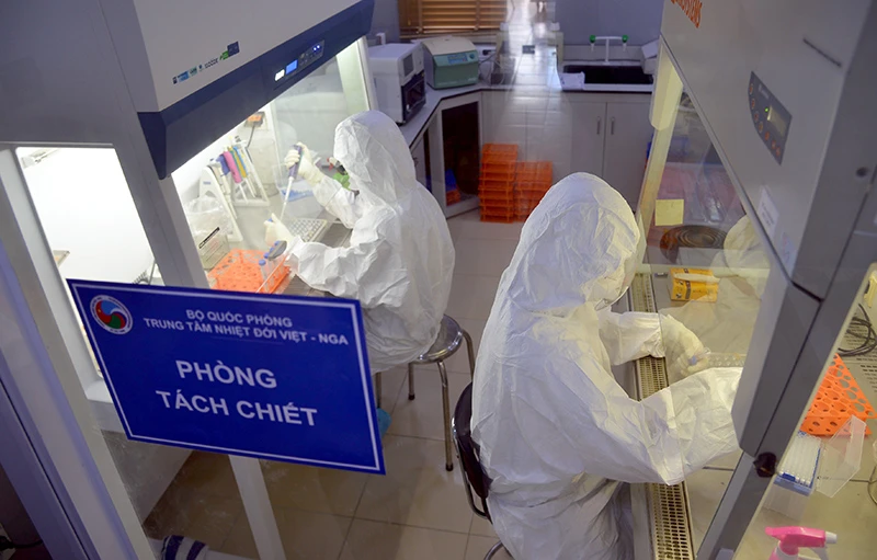 Công tác xét nghiệm Covid-19 tại Trung tâm Nhiệt đới Việt - Nga, chi nhánh phía nam (TP Hồ Chí Minh). Ảnh: MẠNH LINH
