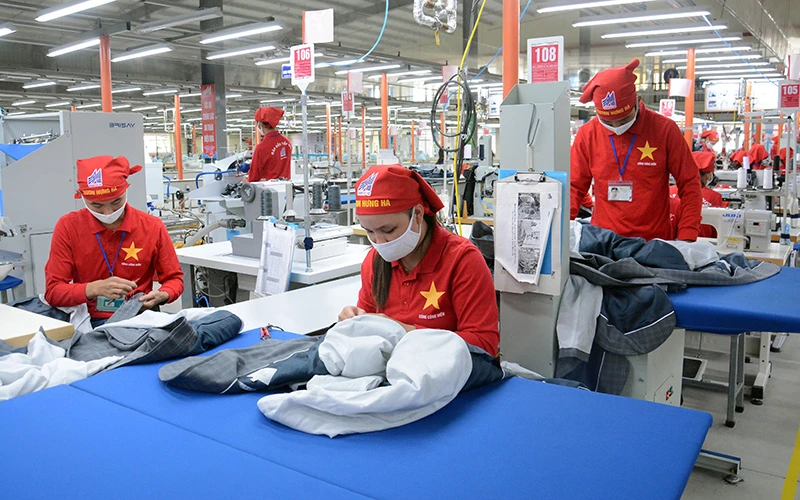 Xưởng sản xuất áo veston xuất khẩu tại Xí nghiệp may Hưng Hà (Thái Bình). Ảnh: Minh Hà