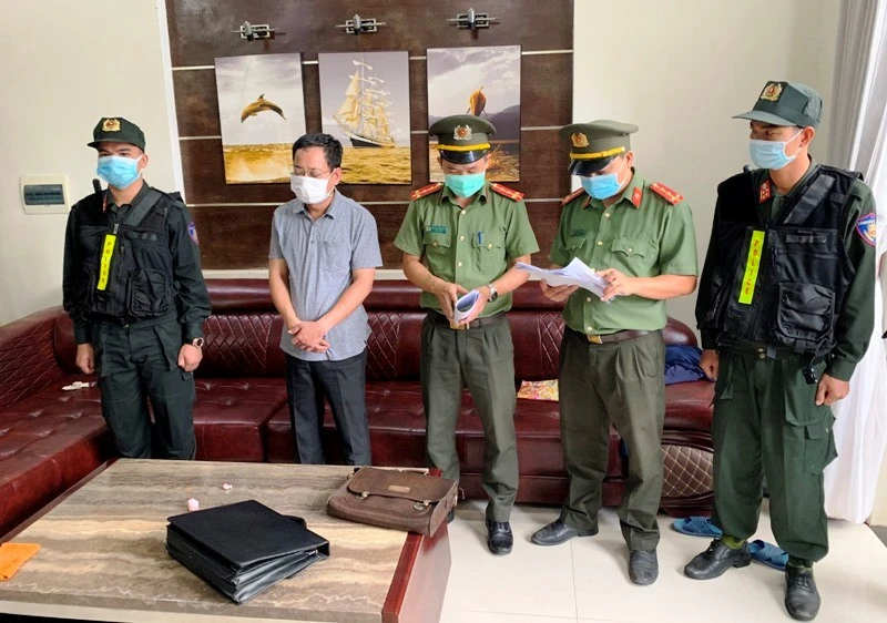 Cơ quan An ninh điều tra Công an Thừa Thiên Huế đọc quyết định khởi tố vụ án, khởi tố bị can, bắt tạm giam Trần Xuân Long.