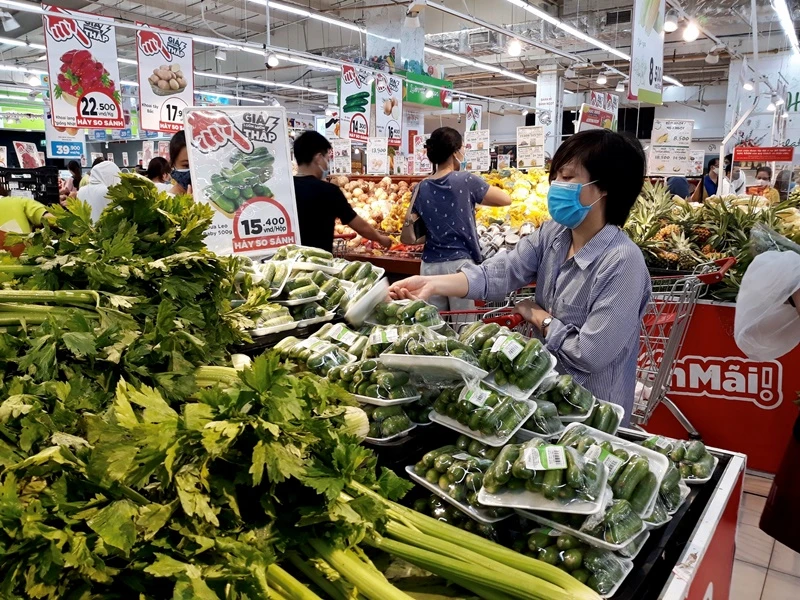 Người dân mua thực phẩm tại siêu thị Big C Thăng Long trong những ngày Hà Nội giãn cách.