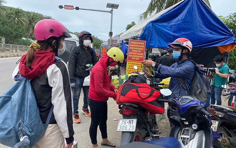 Tại nhiều cửa ngõ tỉnh Quảng Ngãi, người dân di chuyển bằng xe máy vượt vùng dịch để về nhà.