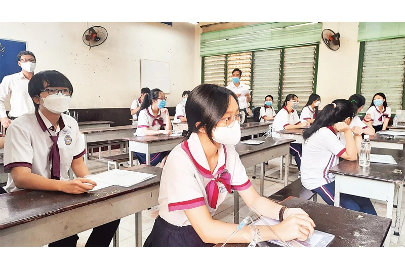 Học sinh tham gia kỳ thi tốt nghiệp THPT năm 2021 tại một điểm thi ở TP Hồ Chí Minh.