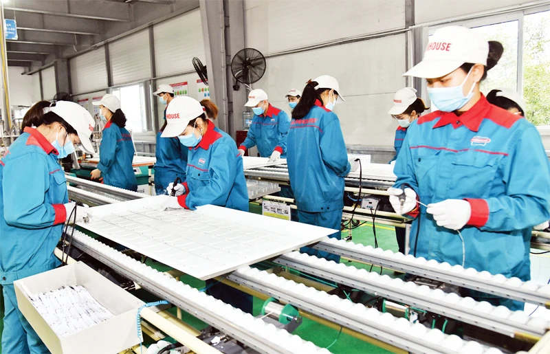 Sản xuất đồ gia dụng tại nhà máy của Tập đoàn Sunhouse, Khu công nghiệp Ngọc Liệp (Quốc Oai). Ảnh: ĐĂNG ANH