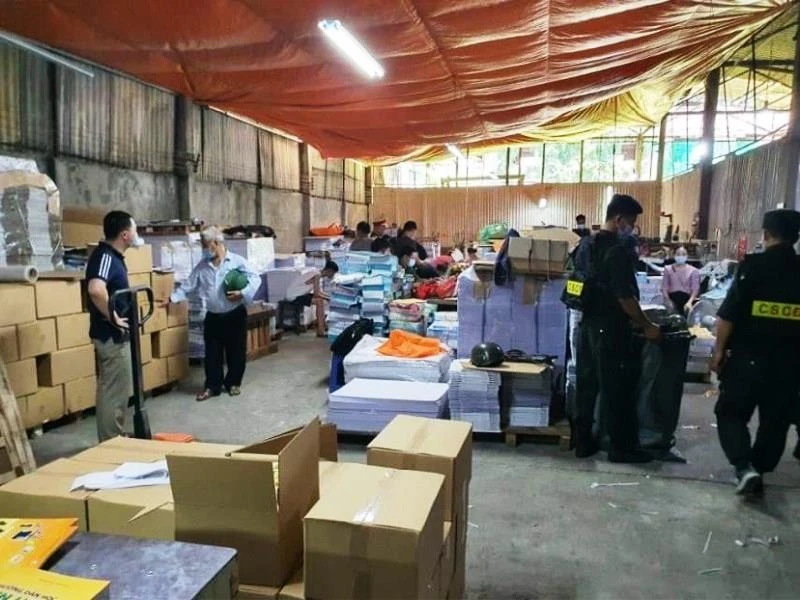 Một cơ sở in sách giả trong đường dây in lậu hàng triệu cuốn sách giáo khoa giả bị lực lượng chức năng phát hiện tại địa bàn TP Hà Nội. 