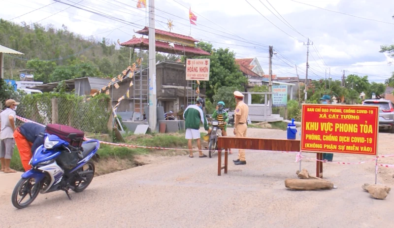 Lực lượng chức năng huyện Phù Cát, tỉnh Bình Định tăng cường các biện pháp khoanh vùng, chốt chặn, nhanh chóng dập dịch tại ổ dịch xã Cát Tường, huyện Phù Cát.