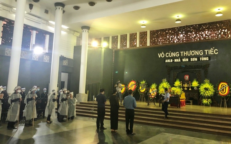 Thực hiện giãn cách xã hội theo chỉ thị 17 của UBND TP Hà Nội, lễ tang nhà văn Sơn Tùng được tổ chức tuân thủ các quy định phòng, chống dịch Covid-19.