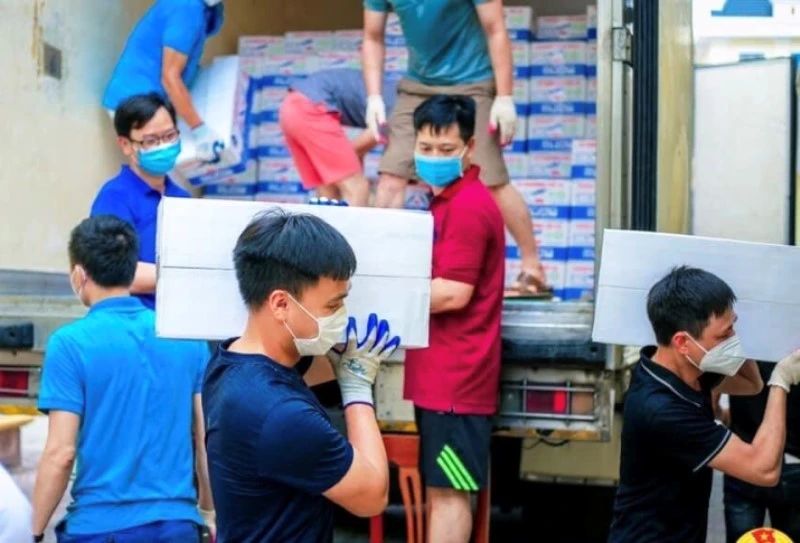 Công đoàn tỉnh Bắc Ninh hỗ trợ lương thực, đồ thiết yếu cho công nhân lao động tại các khu nhà trọ thực hiện cách ly, phong tỏa.