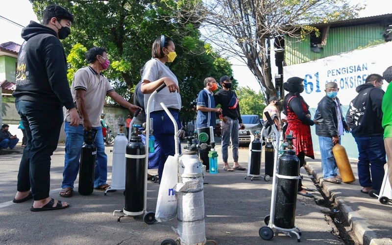 Người dân chờ nạp bình oxy tại Jakarta, Indonesia. (Ảnh: Reuters)
