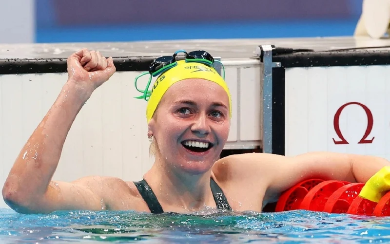 Ariarne Titmus ăn mừng sau khi giành huy chương vàng 400m bơi tự do nữ tại Olympic Tokyo 2020. (Ảnh: Getty Images)