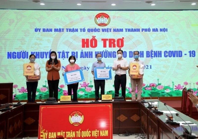 Mặt trận Tổ quốc thành phố Hà Nội trao 200 phần quà hỗ trợ Hội Người mù và Hội Người khuyết tật thành phố.