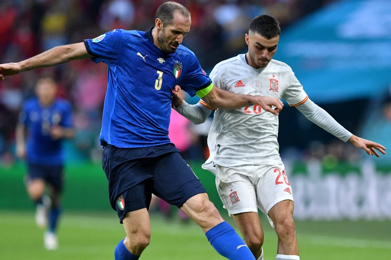 Pedri tranh chấp với Chiellini trong trận đấu bán kết Euro 2020. (Ảnh: Goal)
