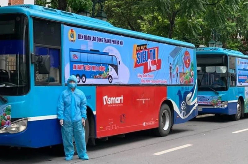 Mô hình Xe buýt siêu thị được đưa vào phục vụ người lao động khó khăn tại Hà Nội.