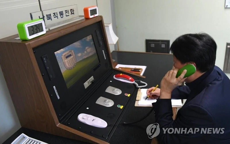 Ảnh tư liệu: Nhân viên Hàn Quốc thực hiện cuộc gọi thử với phía Triều Tiên thông qua đường dây nóng đặt tại Văn phòng liên lạc liên Triều tại làng đình chiến Panmunjom, ngày 1/1/2018. (Ảnh: Yonhap)