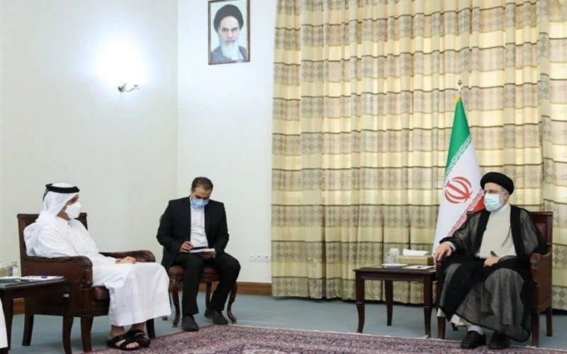 Tổng thống đắc cử Iran Ebrahim Raisi (bên phải) tiếp Phó Thủ tướng kiêm Bộ trưởng Ngoại giao Qatar Abdulrahman Al-Thani tại Tehran, ngày 25/7. (Ảnh: Tasnim)