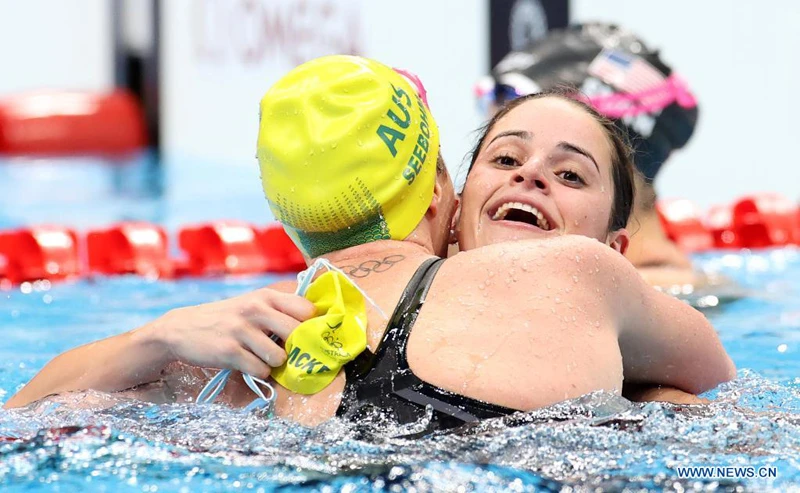 Kình ngư Australia Kaylee McKeown ăn mừng với đồng đội sau khi phá vỡ kỷ lục Olympic tại nội dung 100m bơi ngửa nữ tại Olympic Tokyo 2020. (Ảnh: THX)