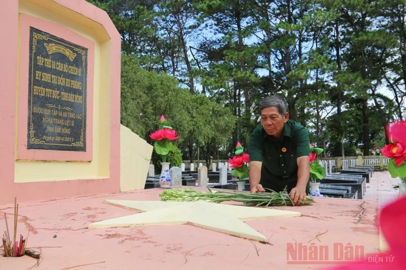 Ông Phùng Văn Toàn dâng hoa, tri ân phần mộ tập thể chưa biết tên tại Nghĩa trang Liệt sĩ tỉnh Đắk Nông.