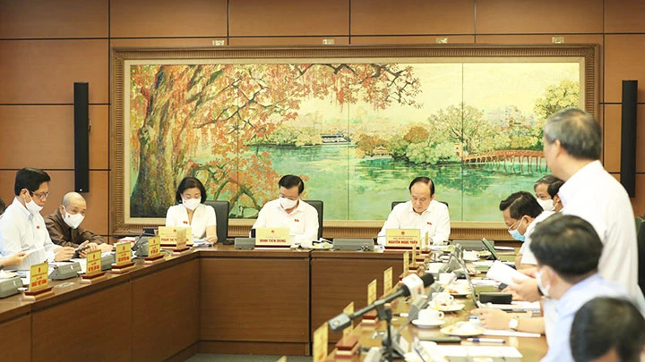 Đoàn đại biểu Quốc hội TP Hà Nội thảo luận tại tổ. 
