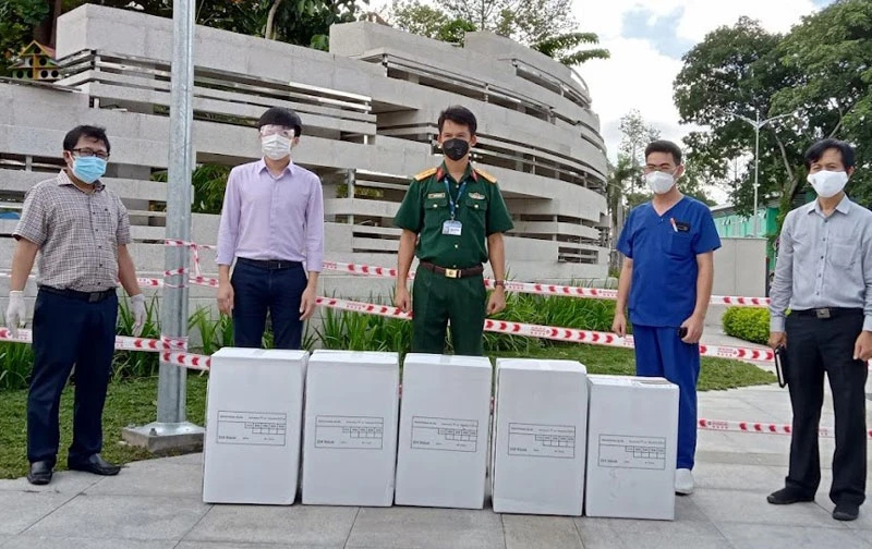 Đại diện Báo Nhân Dân và Tập đoàn Kim Oanh trao bảo hộ y tế cho Bệnh viện Quân y 175.