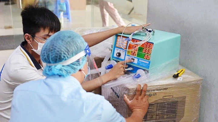 Bệnh viện Bệnh nhiệt đới TP Hồ Chí Minh tiếp nhận máy thở của Nhóm thiện nguyện Hạt Vừng. Ảnh: CTV