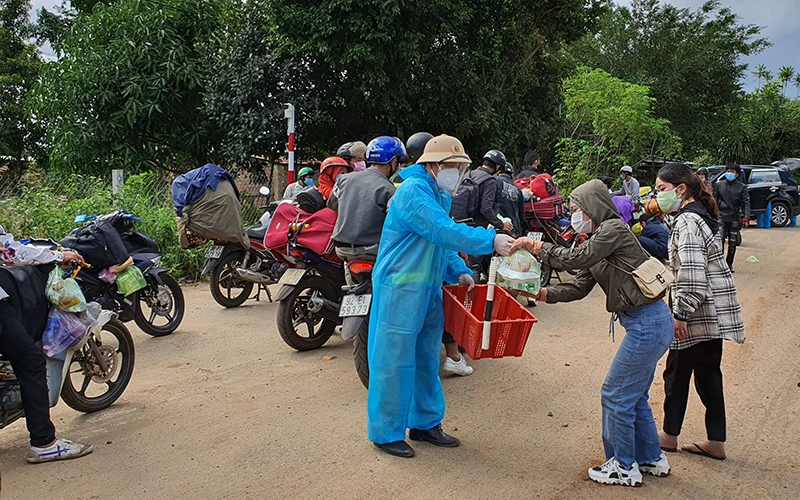 Lực lượng cảnh sát giao thông tỉnh Kon Tum đưa những phần cơm miễn phí đến với người dân.