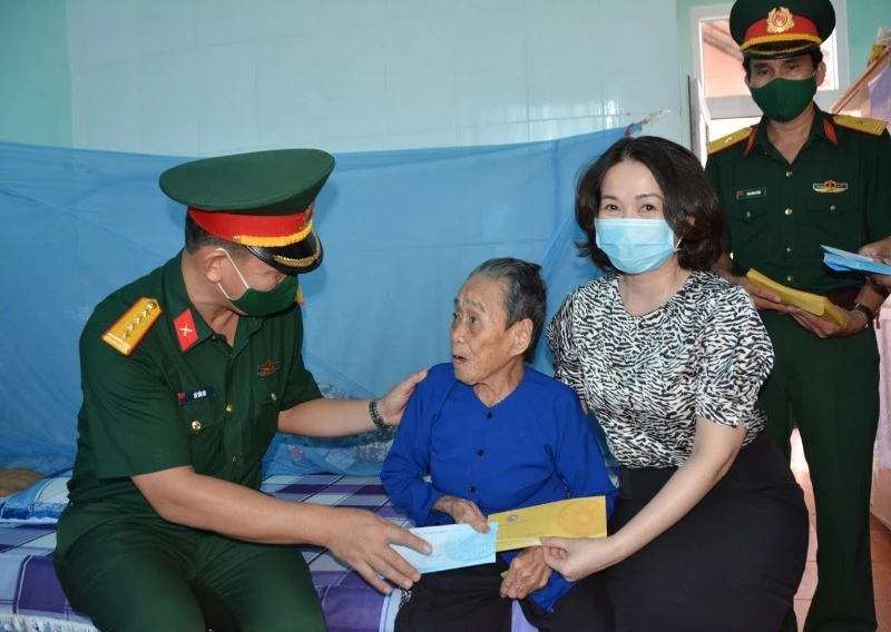 Đoàn công tác Sở Lao động - Thương binh và Xã hội tỉnh Quảng Ngãi cùng các đơn vị thăm Mẹ Việt Nam Anh hùng nhân kỷ niệm 74 năm Ngày Thương binh - Liệt sĩ.