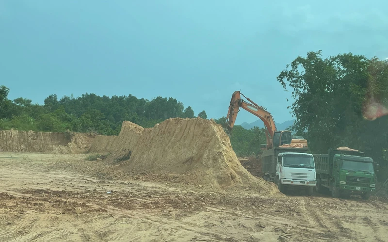 Hoạt động khai thác đất vi phạm pháp luật ở mỏ sét Tràng Đà được phát hiện và bị xử lý. 