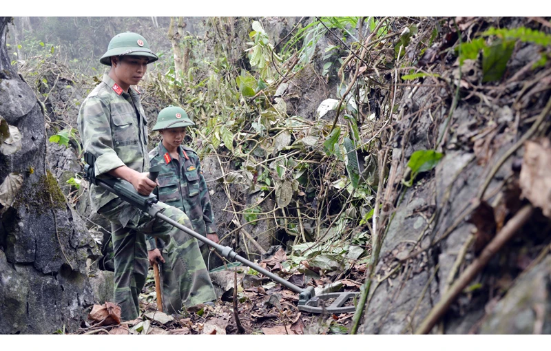Rà phá bom mìn, tìm kiếm hài cốt liệt sĩ tại xã Thanh Thủy, huyện Vị Xuyên (Hà Giang).