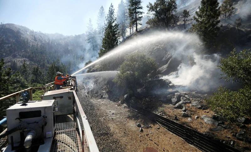 Lực lượng cứu hỏa nỗ lực dập tắt cháy rừng ở California.