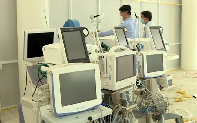 Lắp đặt thiết bị y tế tại bệnh viện dã chiến tại Đà Nẵng. (Ảnh: Tùng Sỹ).