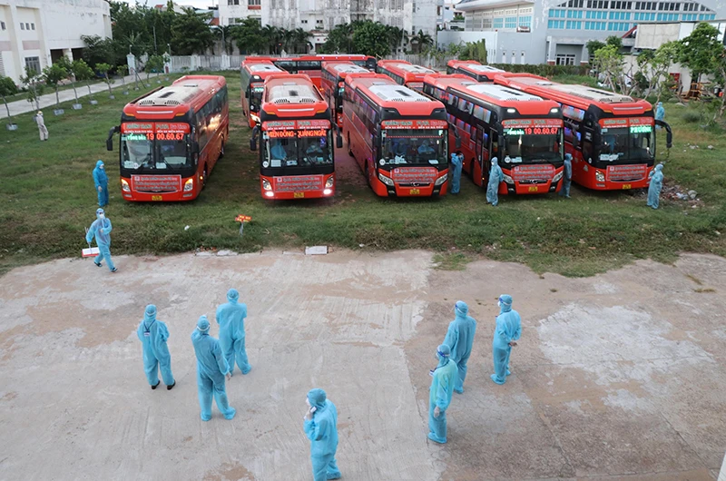 400 công dân gặp khó khăn đầu tiên từ TP Hồ Chí Minh được đón về Phú Yên an toàn. 