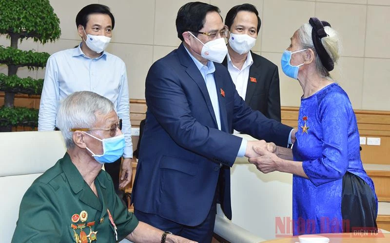 Thủ tướng Phạm Minh Chính gặp mặt các đại diện tiêu biểu người có công với cách mạng, thân nhân liệt sĩ nhân kỷ niệm 74 năm Ngày Thương binh - Liệt sĩ. (Ảnh: Trần Hải)