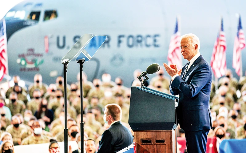Tổng thống J.Biden bắt đầu chuyến công du châu Âu bằng bài nói chuyện với binh lính Mỹ ở Anh rằng khôi phục liên minh lâu dài với các nước châu Âu là quan trọng với tương lai thế giới. Ảnh | The New York Times