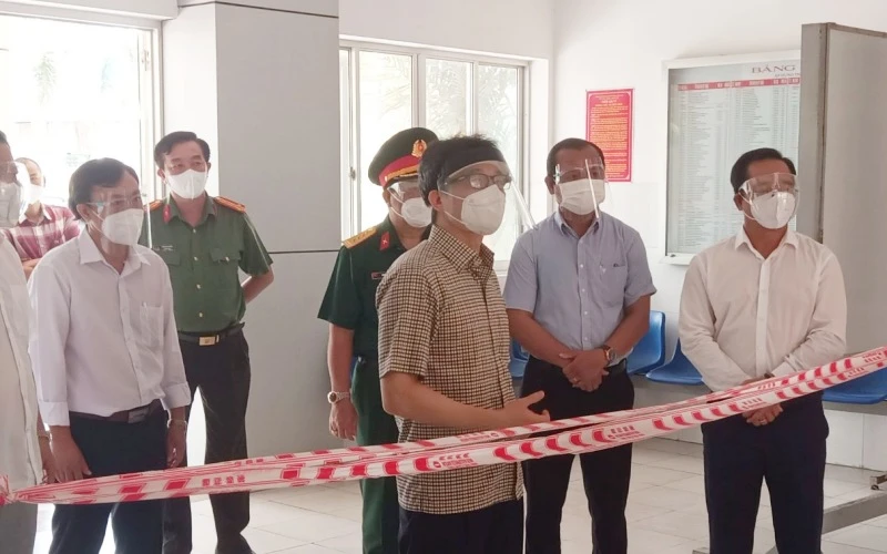 Phó Thủ tướng Vũ Đức Đam đi kiểm tra, thăm và động viên tinh thần của tập thể cán bộ, y bác sĩ đang làm nhiễm vụ tại Bệnh viện dã chiến số 2, huyện Tân Trụ.
