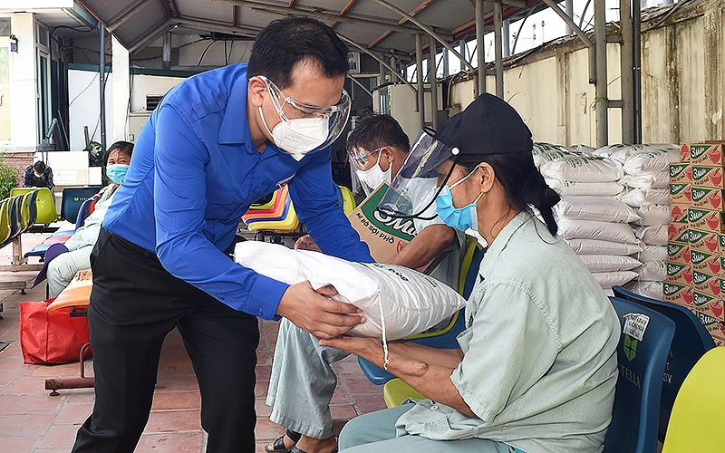 Phó Chủ tịch Thường trực Trung ương Hội Liên hiệp Thanh niên Việt Nam Nguyễn Hải Minh trao thực phẩm tặng bệnh nhân Bệnh viện Thận Hà Nội.