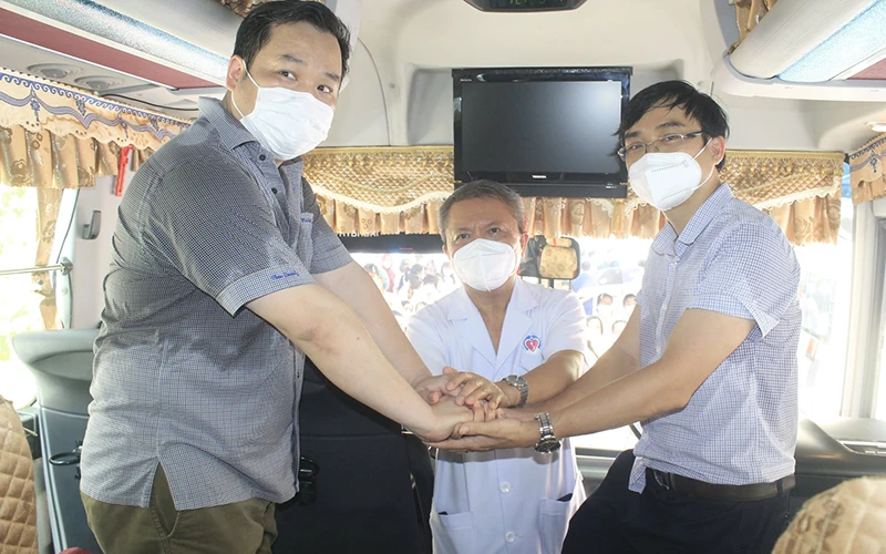 GS Lê Ngọc Thành, Giám đốc Bệnh viện E gửi gắm niềm tin vào đồng đội khi chi viện cho miền nam. 