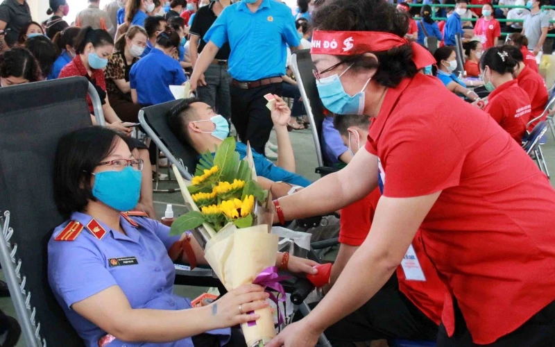 Ban Chỉ đạo Vận động hiến máu tình nguyện tỉnh Sơn La tặng hoa các đơn vị tham gia hiến máu.