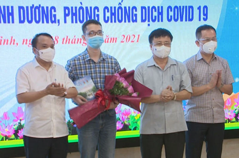 Lãnh đạo tỉnh Nghệ An tặng quà cho đại diện lãnh đạo đoàn công tác.