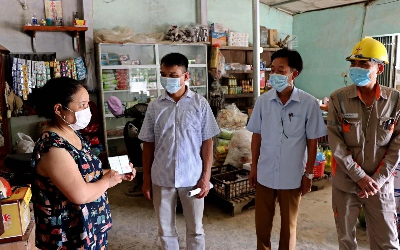 Bà Bùi Thị Thuần (trái) khu Nội Sung, thị trấn Bo, huyện Kim Bôi bức xúc về việc đã mua bảo hiểm nhưng không phải của ngành điện như nhân viên bán bảo hiểm tư vấn.