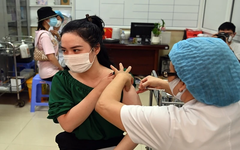 Ngày 27/7, quận Hoàn Kiếm (Hà Nội) đã tổ chức tiêm chủng vaccine phòng Covid-19 cho các đối tượng thuộc phường Lý Thái Tổ tại điểm tiêm Trường tiểu học Nguyễn Du (phường Lý Thái Tổ). (Ảnh: Duy Linh)