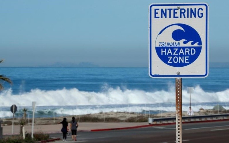 Biển cảnh báo sóng thần tại đường ven biển ở California, Mỹ, tháng 1/2018. (Ảnh: Reuters)