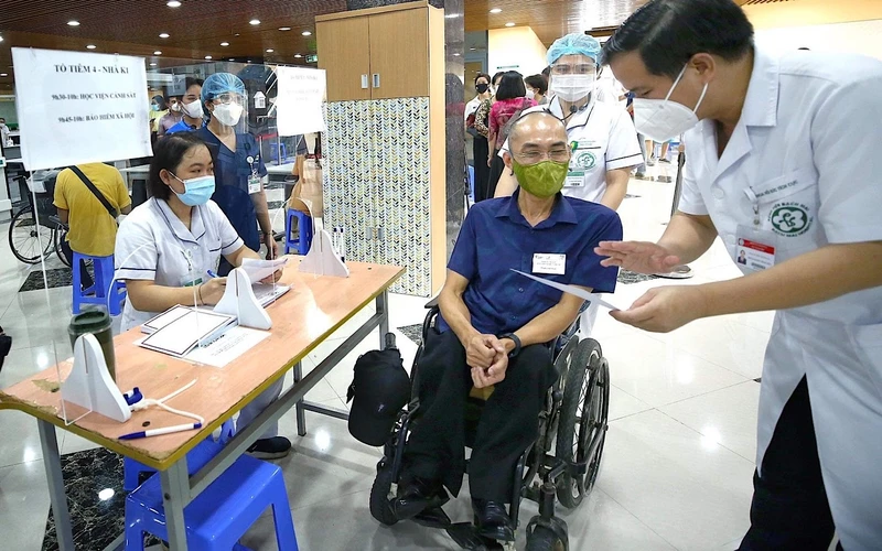 Bác sĩ bệnh viện Bạch Mai đánh giá tình trạng sức khoẻ người khuyết tật theo phiếu sàng lọc.