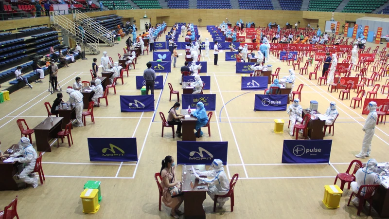 Địa điểm tiêm vaccine tại Cung thể thao Tuyên Sơn.